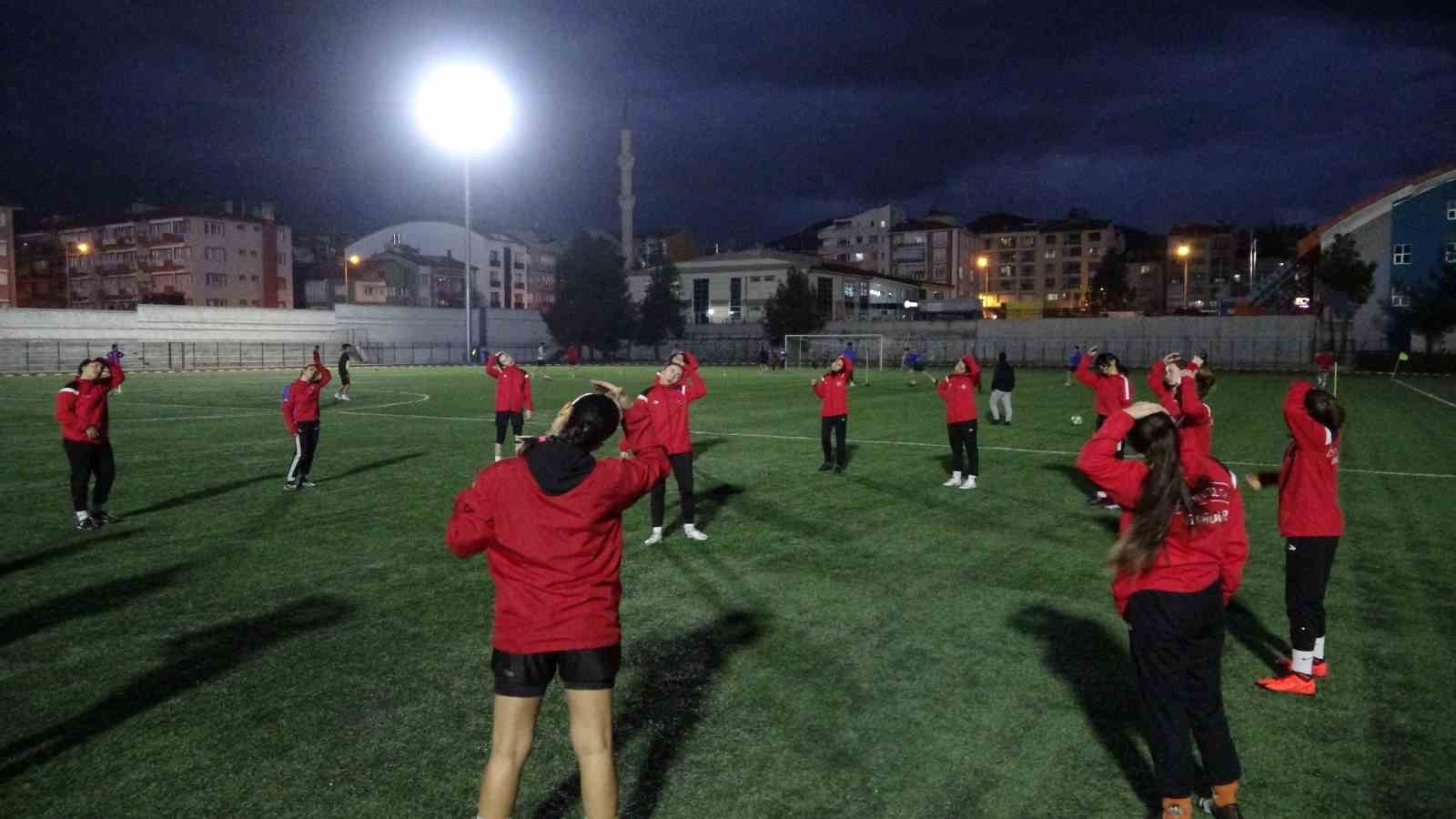 Topuklu ayakkabılarını bırakıp kramponları giydiler, gözlerini kupaya diktiler