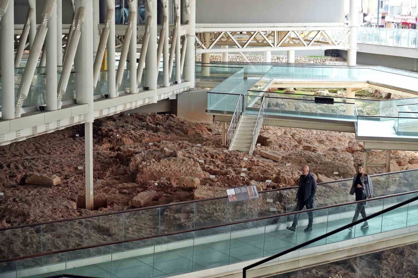 Türkiye'nin ilk nekropol müzesinde camdan yollarda tarihi yolculuk