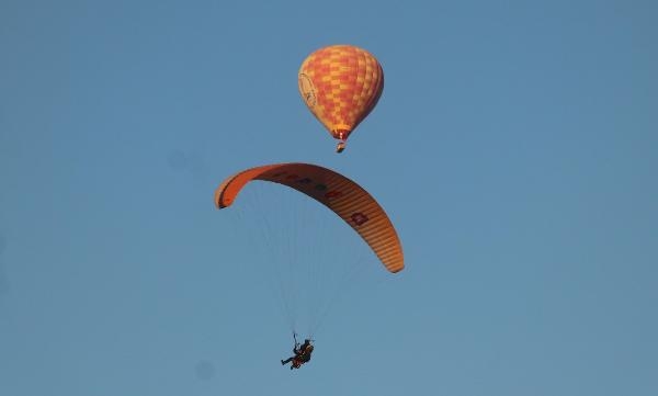 Uçak yerine sıcak hava balonlarından atlayış yaptılar