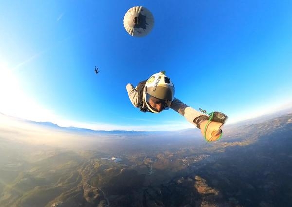 Uçak yerine sıcak hava balonlarından atlayış yaptılar