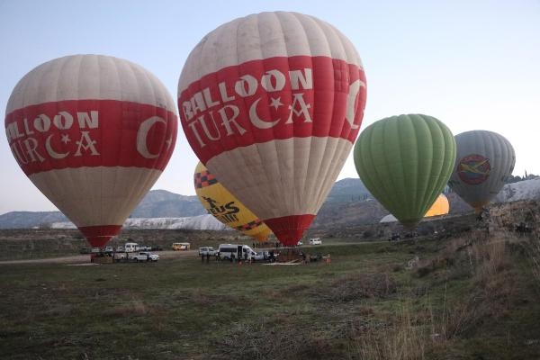 Uçak yerine sıcak hava balonlarından atlayış yaptılar