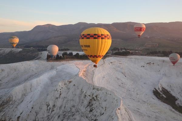 Uçak yerine sıcak hava balonlarından atlayış yaptılar
