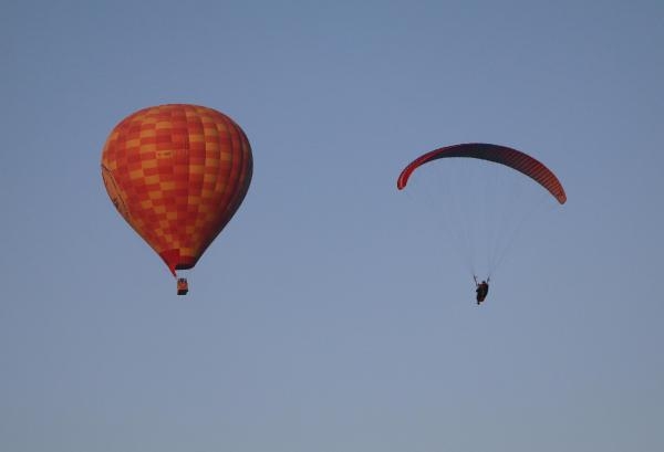 Uçak yerine sıcak hava balonlarından atlayış yaptılar