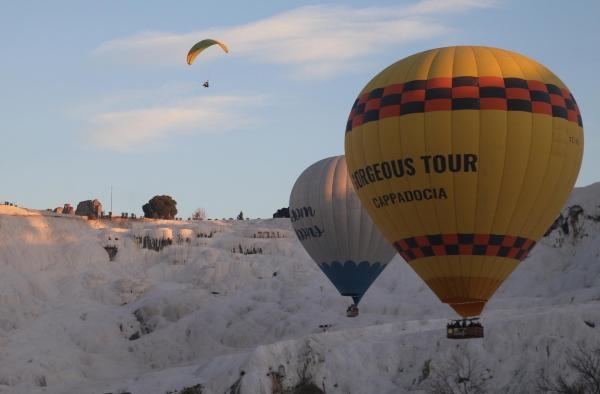 Uçak yerine sıcak hava balonlarından atlayış yaptılar