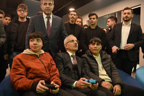 Ulaştırma Bakanı Uraloğlu: Biz kimseyi ötekileştirmiyoruz