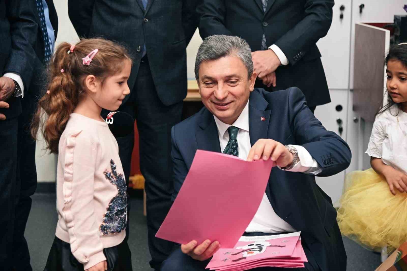 Vali Şahin karne heyecanına ortak oldu