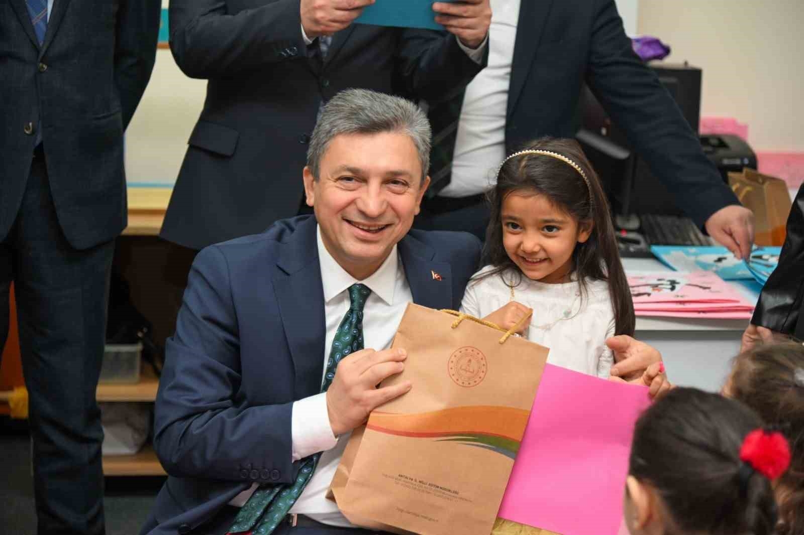 Vali Şahin karne heyecanına ortak oldu