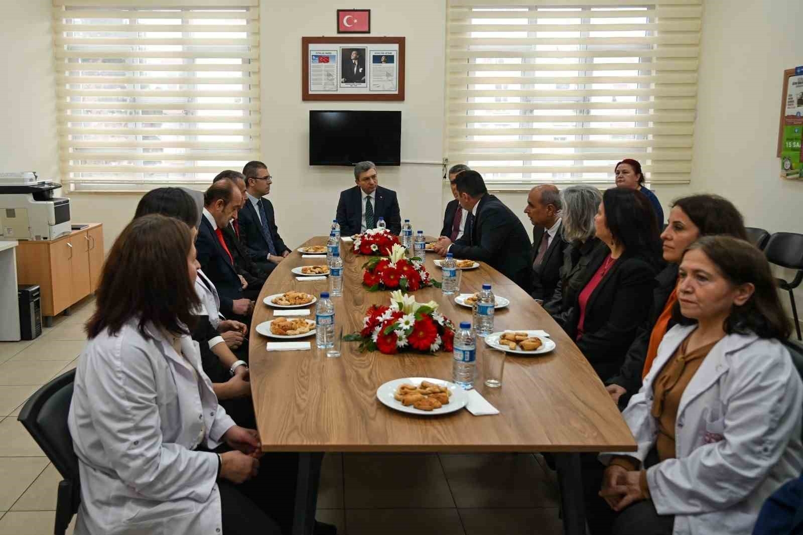 Vali Şahin karne heyecanına ortak oldu
