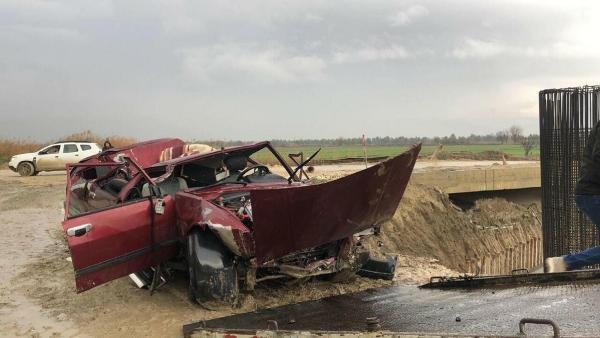 Viyadük temeline uçan otomobilde ölen 3 arkadaş, toprağa verildi