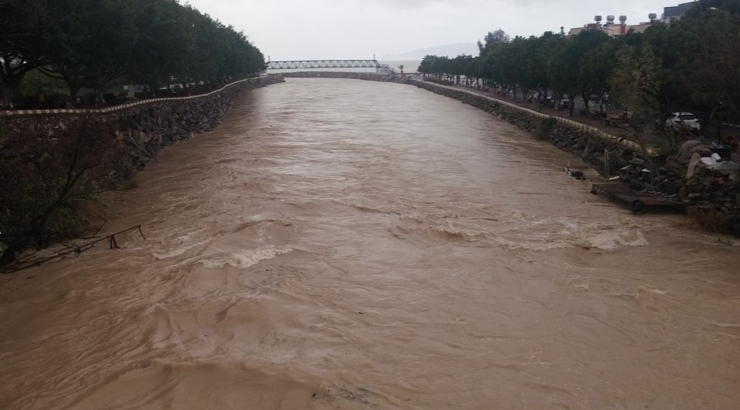 Yağmur suyu denizi kahverengiye çevirdi