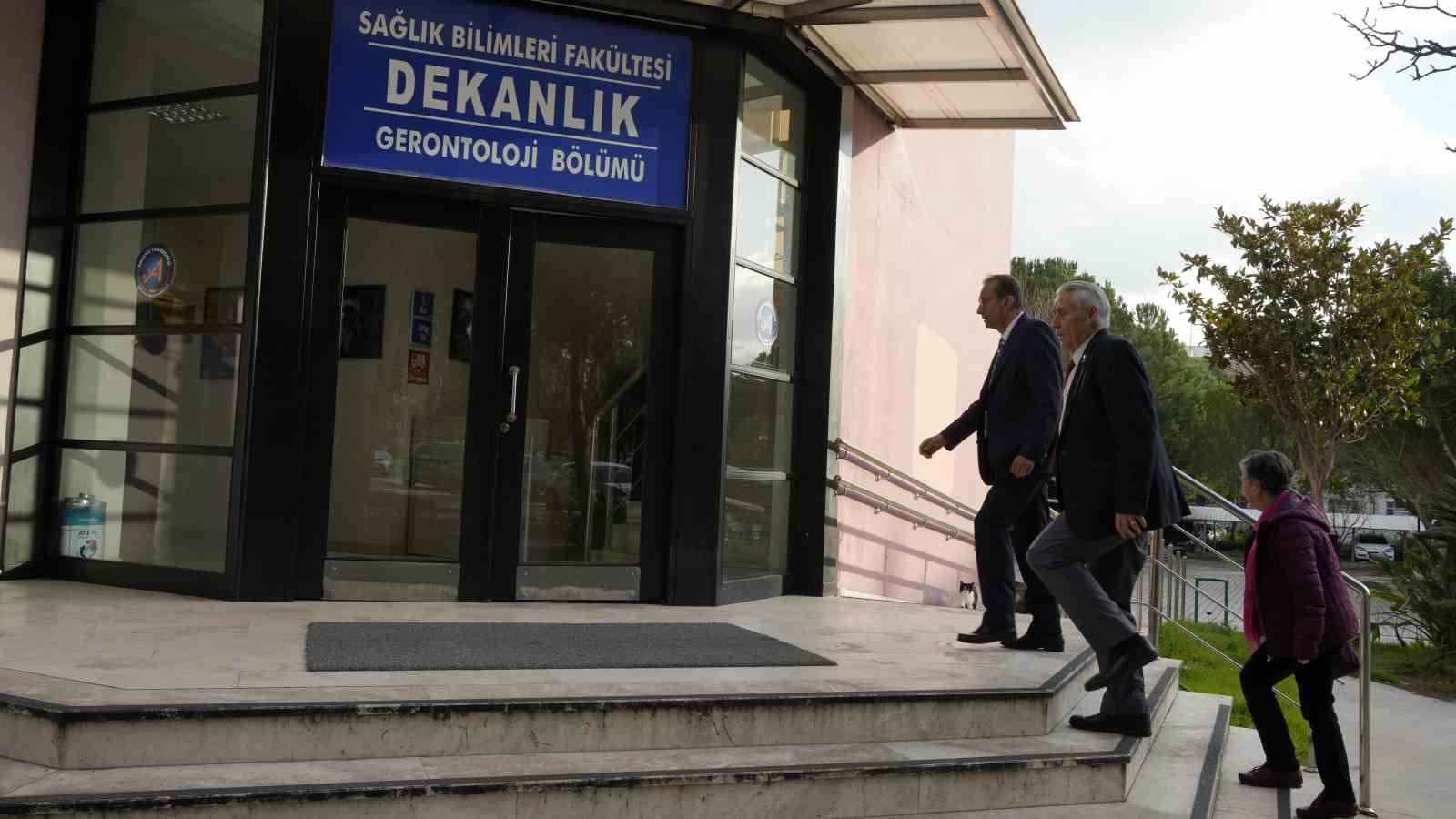 Yaşlı öğrenciler mezun olmak istemeyince, çözüm yüksek lisansta bulundu