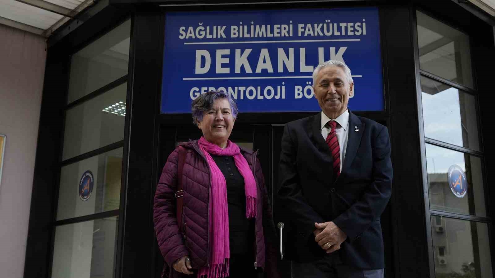 Yaşlı öğrenciler mezun olmak istemeyince, çözüm yüksek lisansta bulundu