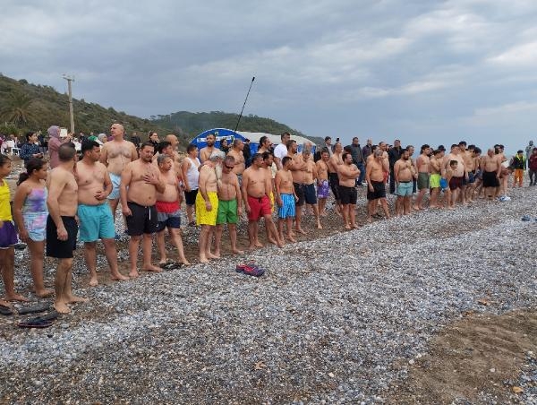 Yeni yılın ilk günü denize girip, mesaj verdiler