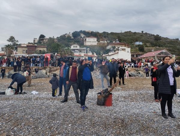 Yeni yılın ilk günü denize girip, mesaj verdiler