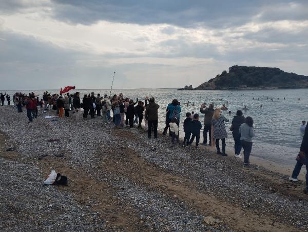 Yeni yılın ilk günü denize girip, mesaj verdiler
