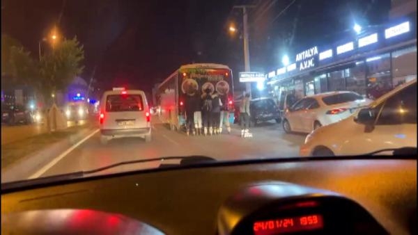 Yine, yeniden. Patenli çocukların tehlikeli yolculuğu kamerada