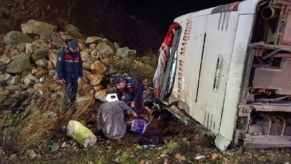 Yolcu otobüsü devrildi: 7 ölü, 30 yaralı