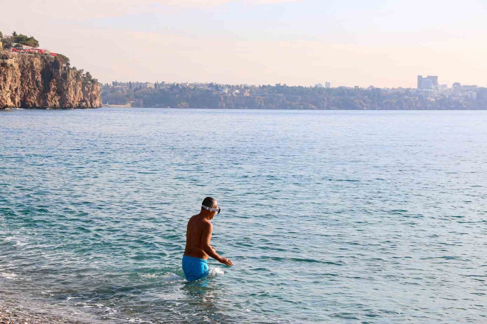 Yurtta kış, Antalya'da yaz aylarını aratmayan görüntü