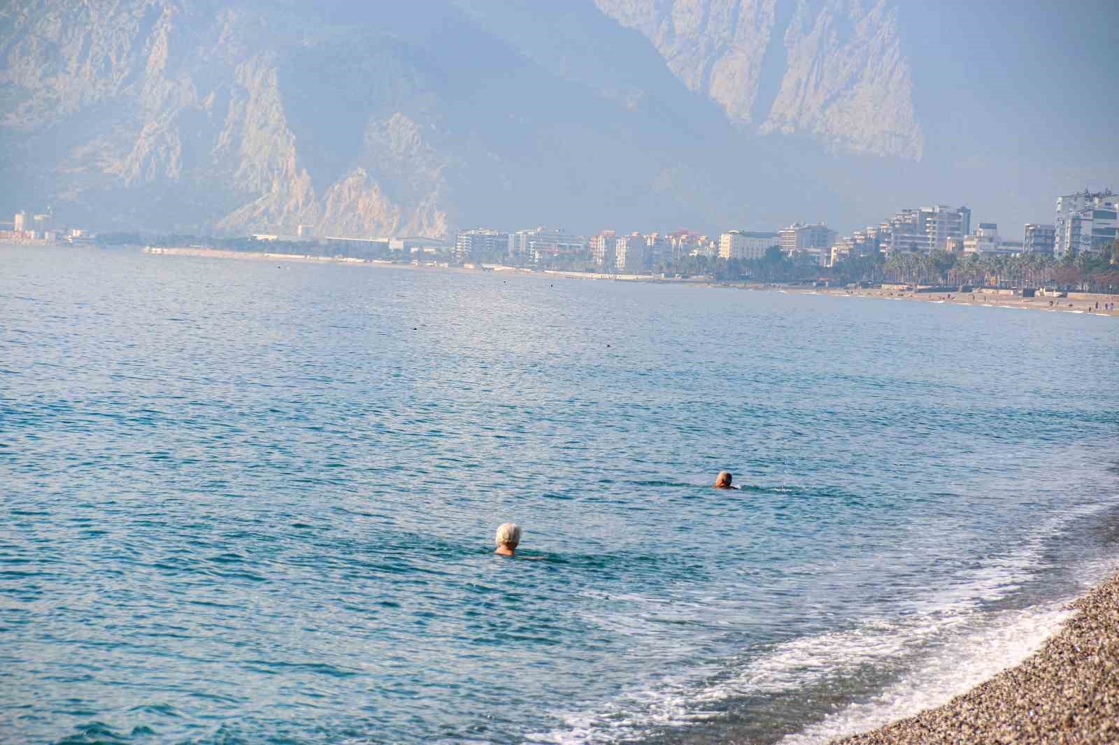 Yurtta kış, Antalya'da yaz aylarını aratmayan görüntü
