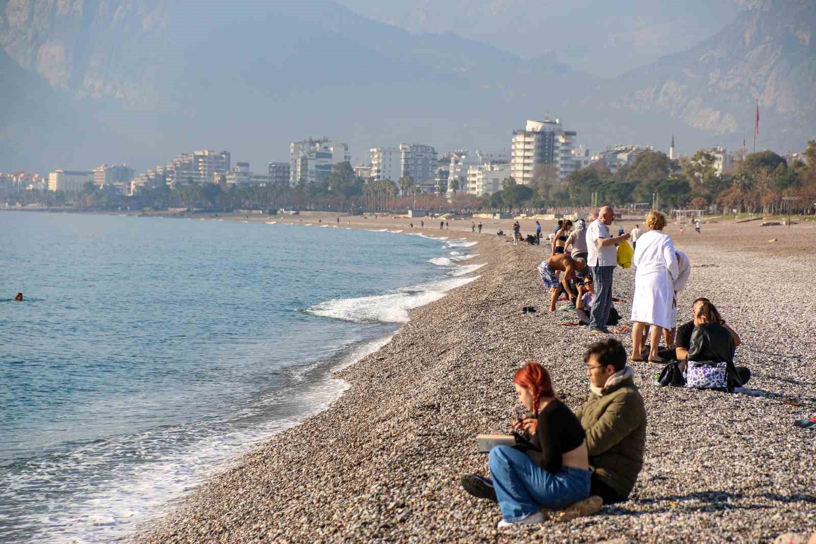 Yurtta kış, Antalya'da yaz aylarını aratmayan görüntü