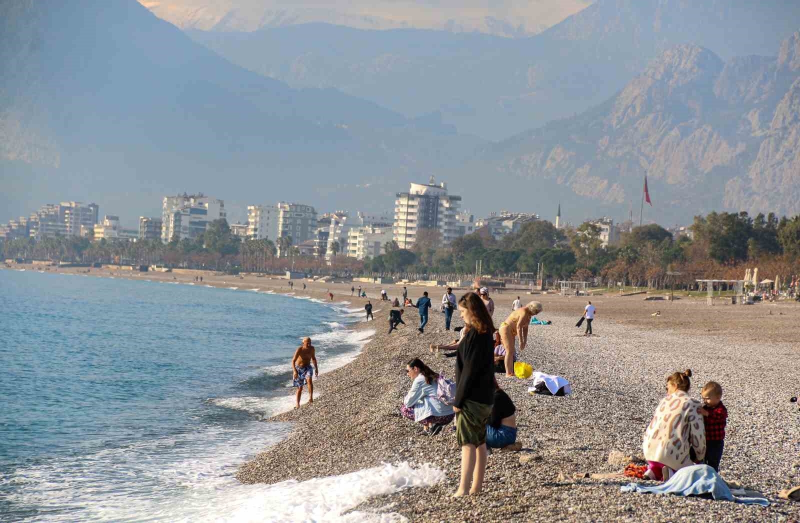 Yurtta kış, Antalya'da yaz aylarını aratmayan görüntü