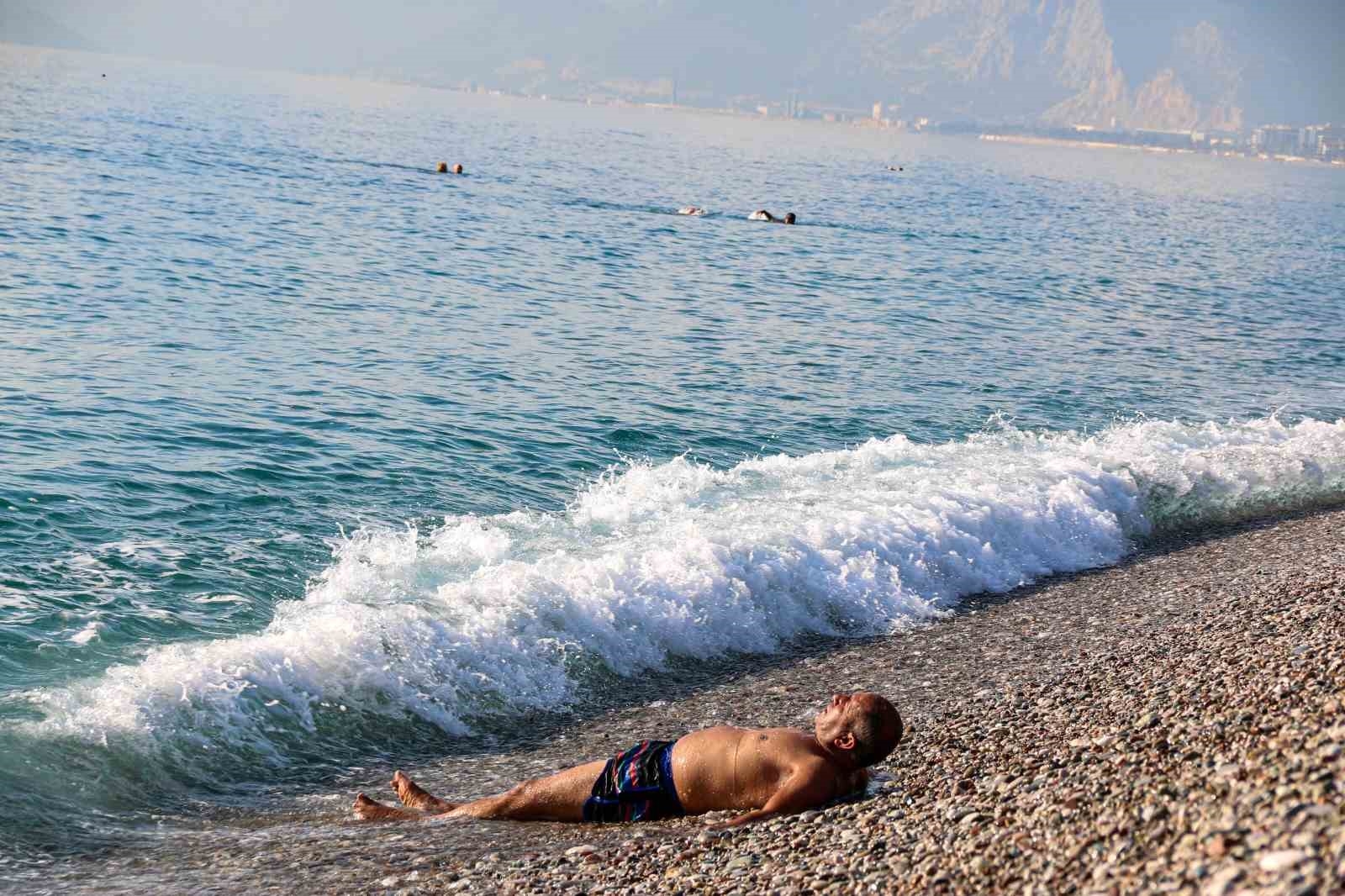 Yurtta kış, Antalya'da yaz aylarını aratmayan görüntü