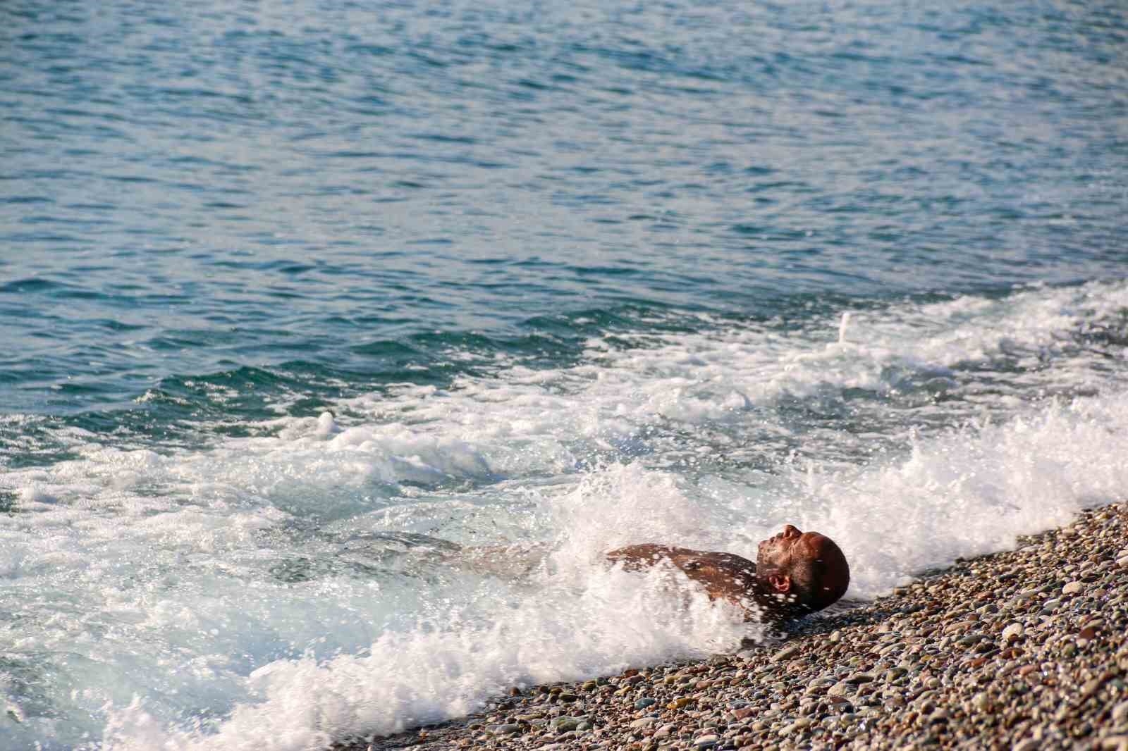 Yurtta kış, Antalya'da yaz aylarını aratmayan görüntü