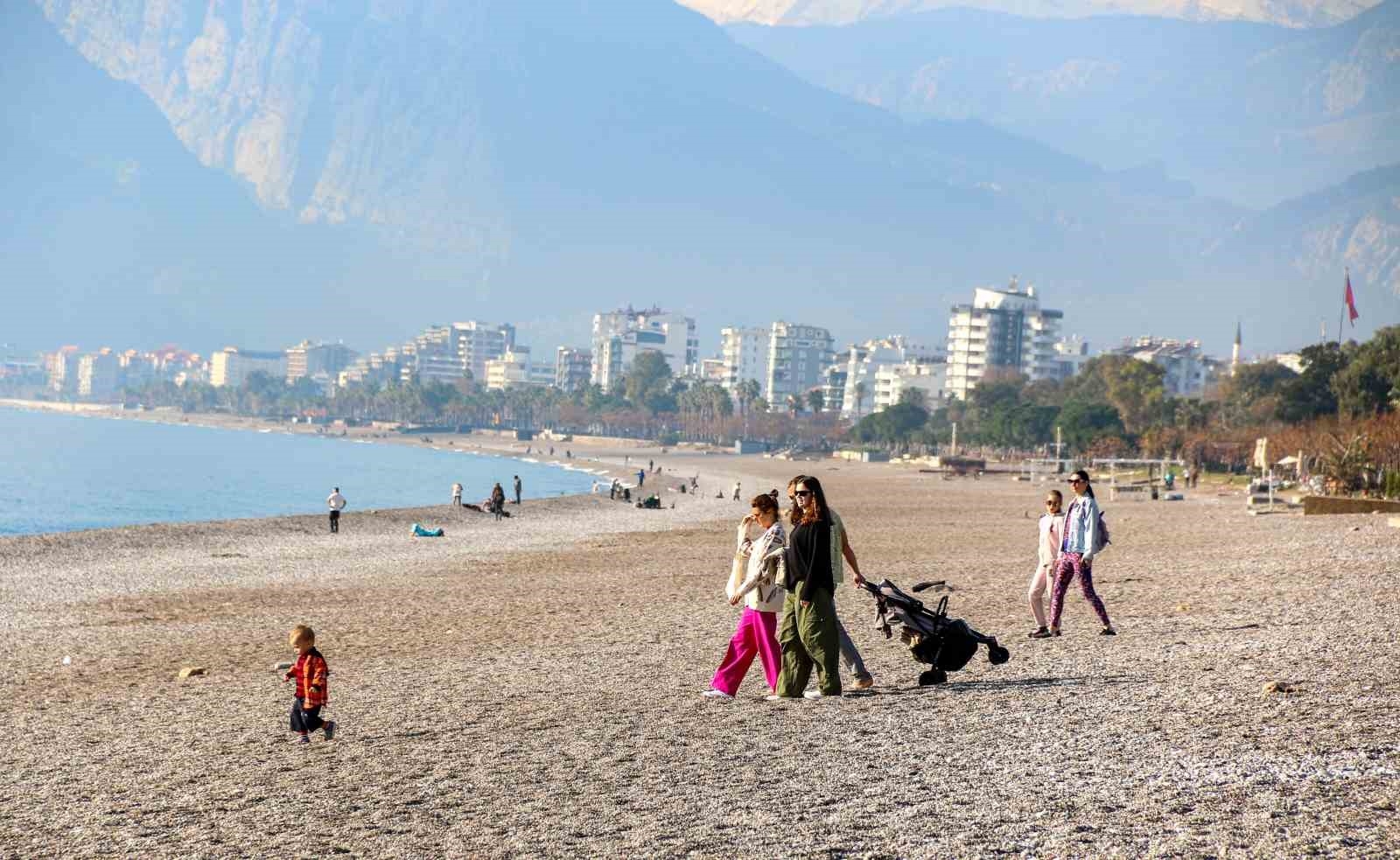 Yurtta kış, Antalya'da yaz aylarını aratmayan görüntü