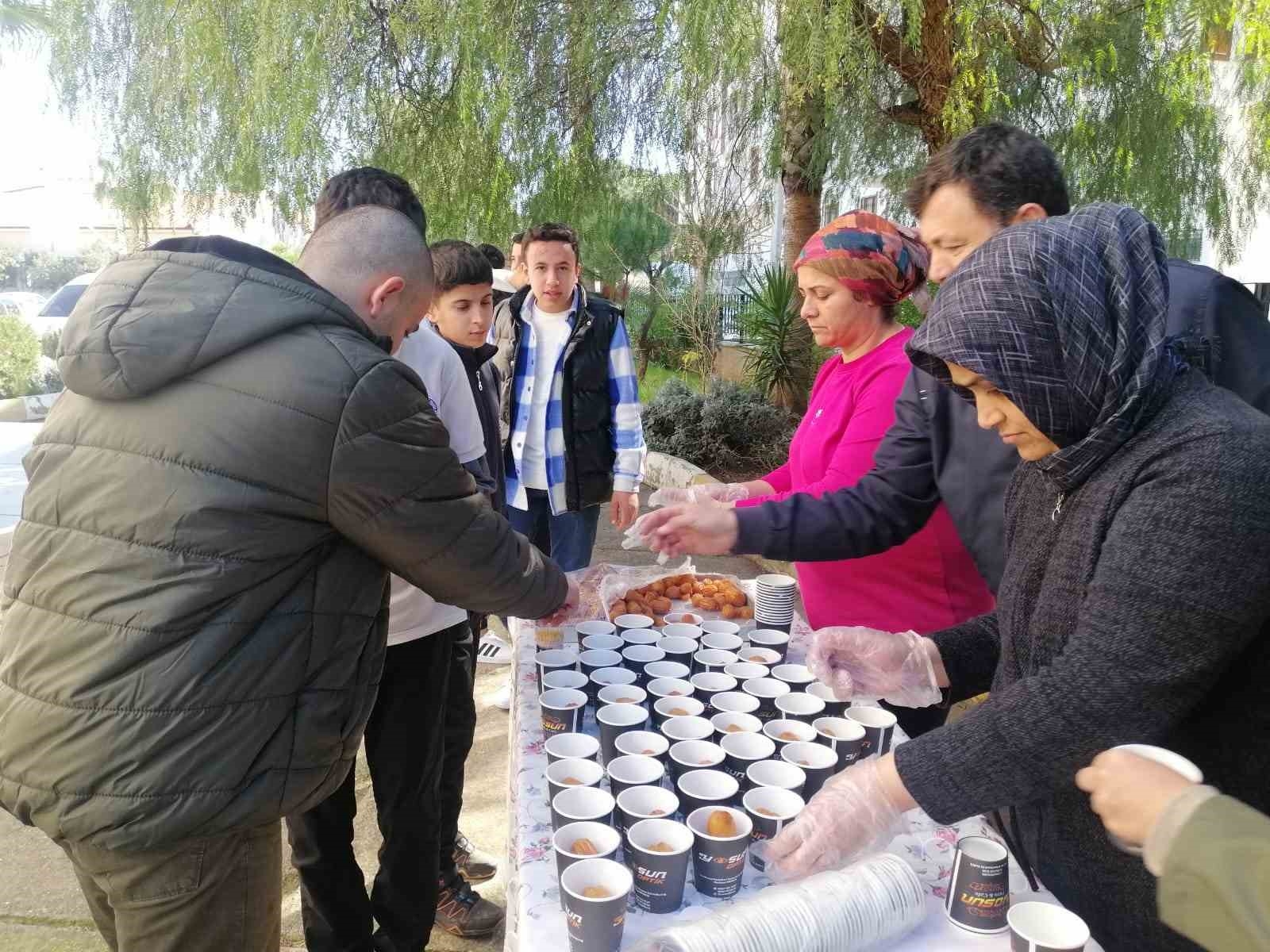 6 Şubat depreminde hayatını kaybeden vatandaşlar anısına lokma dağıtıldı