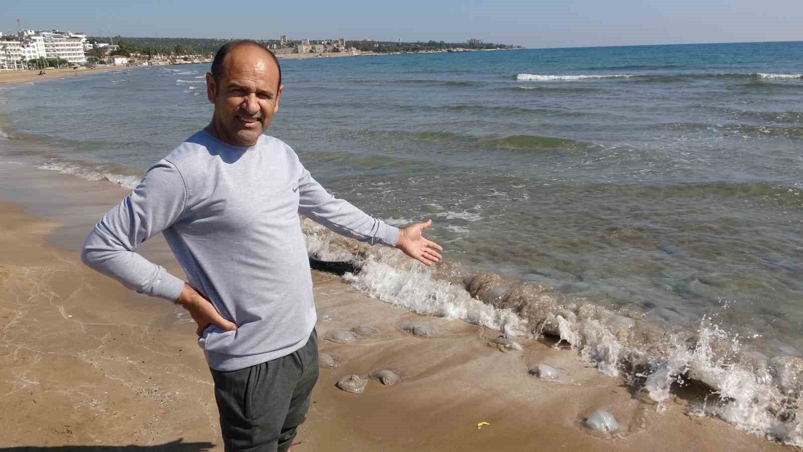 Akdeniz kıyılarını denizanaları bastı: Kızkalesi sahiline yüzlercesi vurdu