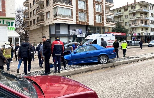 Ankara'da otomobiller kafa kafaya çarpıştı; 5 yaralı