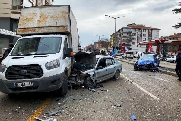 Ankara'da otomobiller kafa kafaya çarpıştı; 5 yaralı