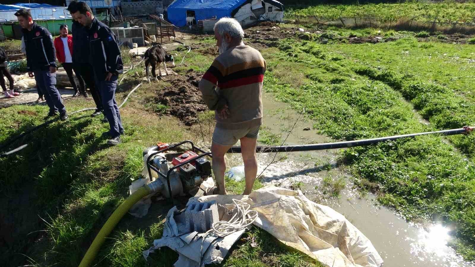Antalya'da sulama kuyusuna düşen inek seferberliği