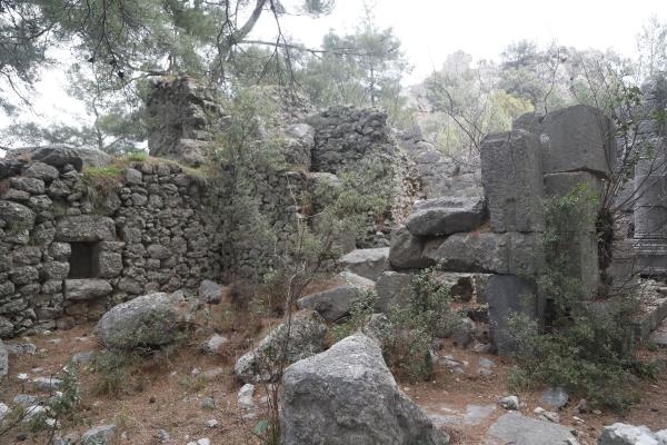 Antik kentte 'dedektörlü' talan