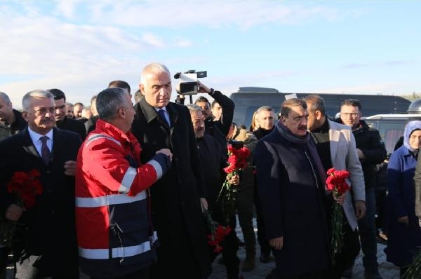 Bakan Ersoy, depremde yaşamını yitirenlerin mezarlarına karanfil bıraktı