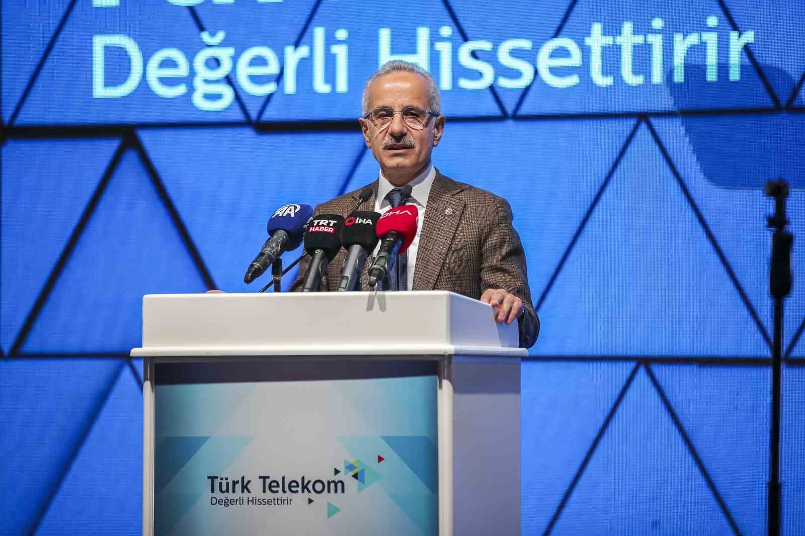 Bakan Uraloğlu: "19,5 milyonu sabit, 74,8 milyonu mobil olmak üzere 94,3 milyon geniş bant internet abone sayısına ulaştık"