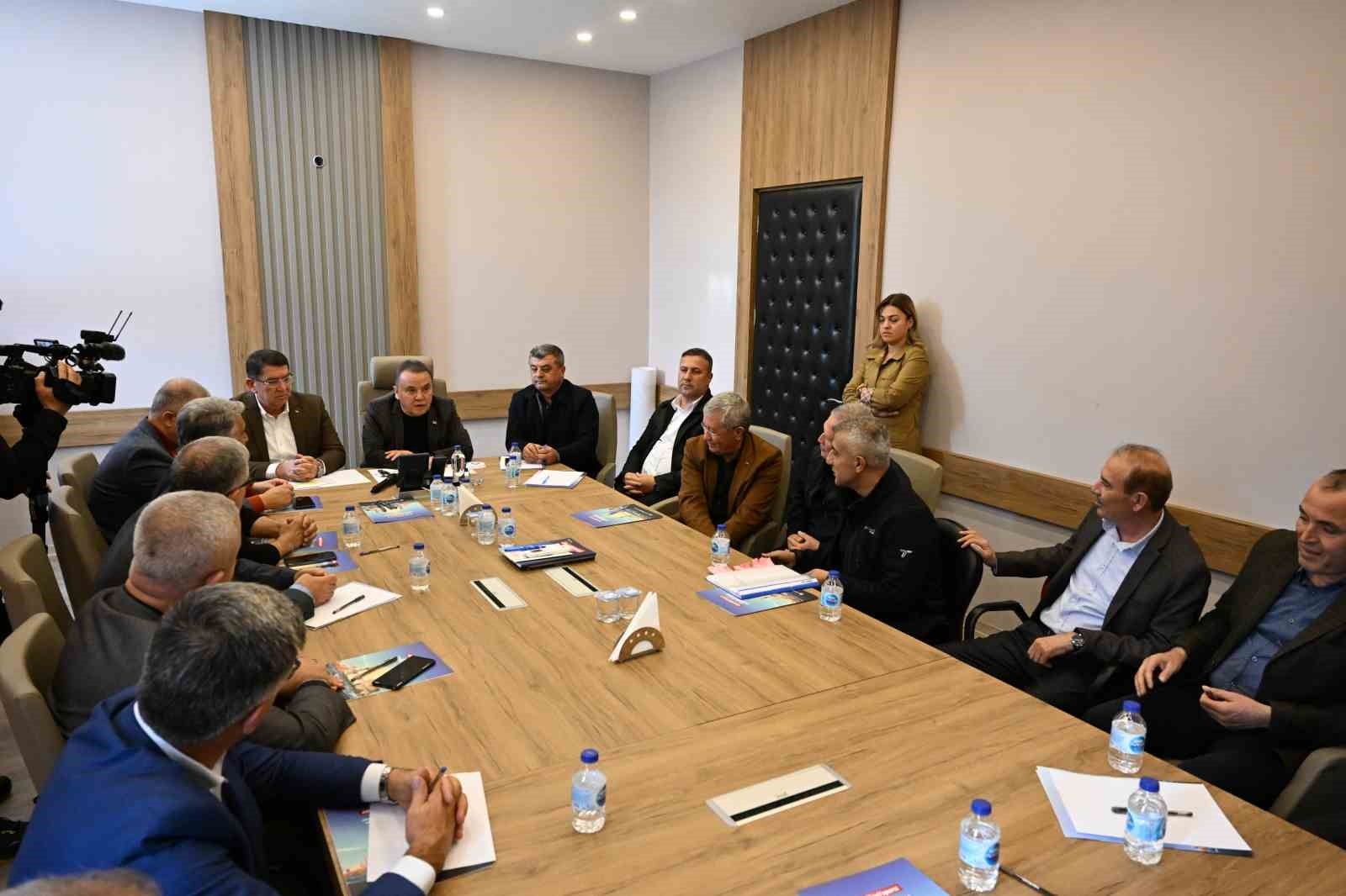 Başkan Böcek ulaşım esnafıyla bir araya geldi