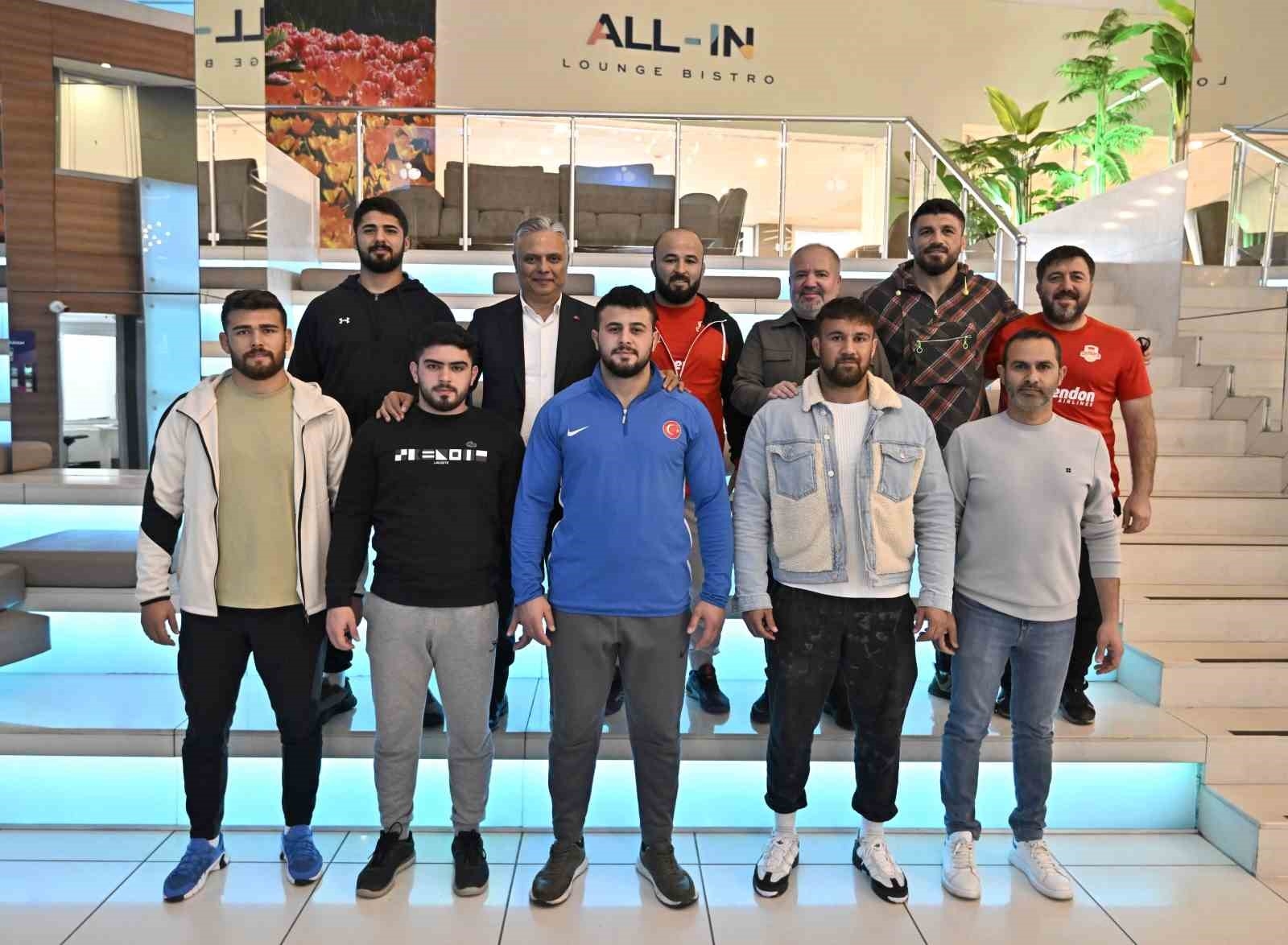 Başkan Uysal: "Pehlivanları er meydanlarında ata sporumuzun hakkını vererek iyi birer temsilci oldular"
