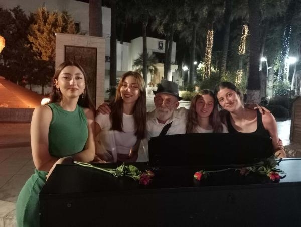 Bisikletli piyanoyla Bodrum sokaklarında turistlere müzik dinletisi