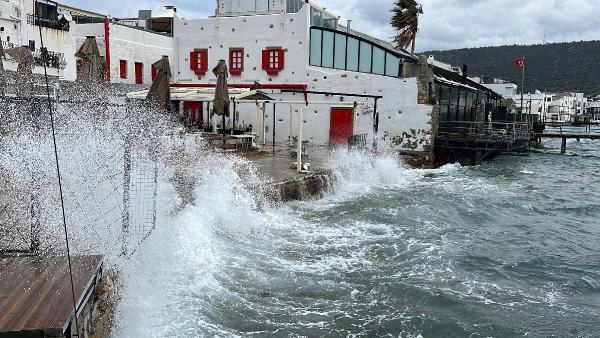 Bodrum'da kuvvetli fırtına; dalgaların boyu 3 metreyi aştı