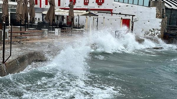 Bodrum'da kuvvetli fırtına; dalgaların boyu 3 metreyi aştı