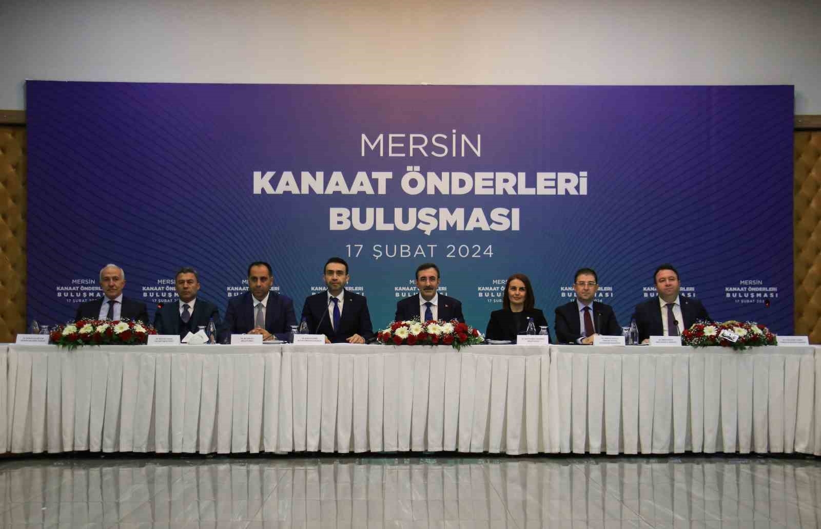 Cumhurbaşkanı Yardımcısı Yılmaz, Mersin'de kanat önderleriyle bir araya geldi