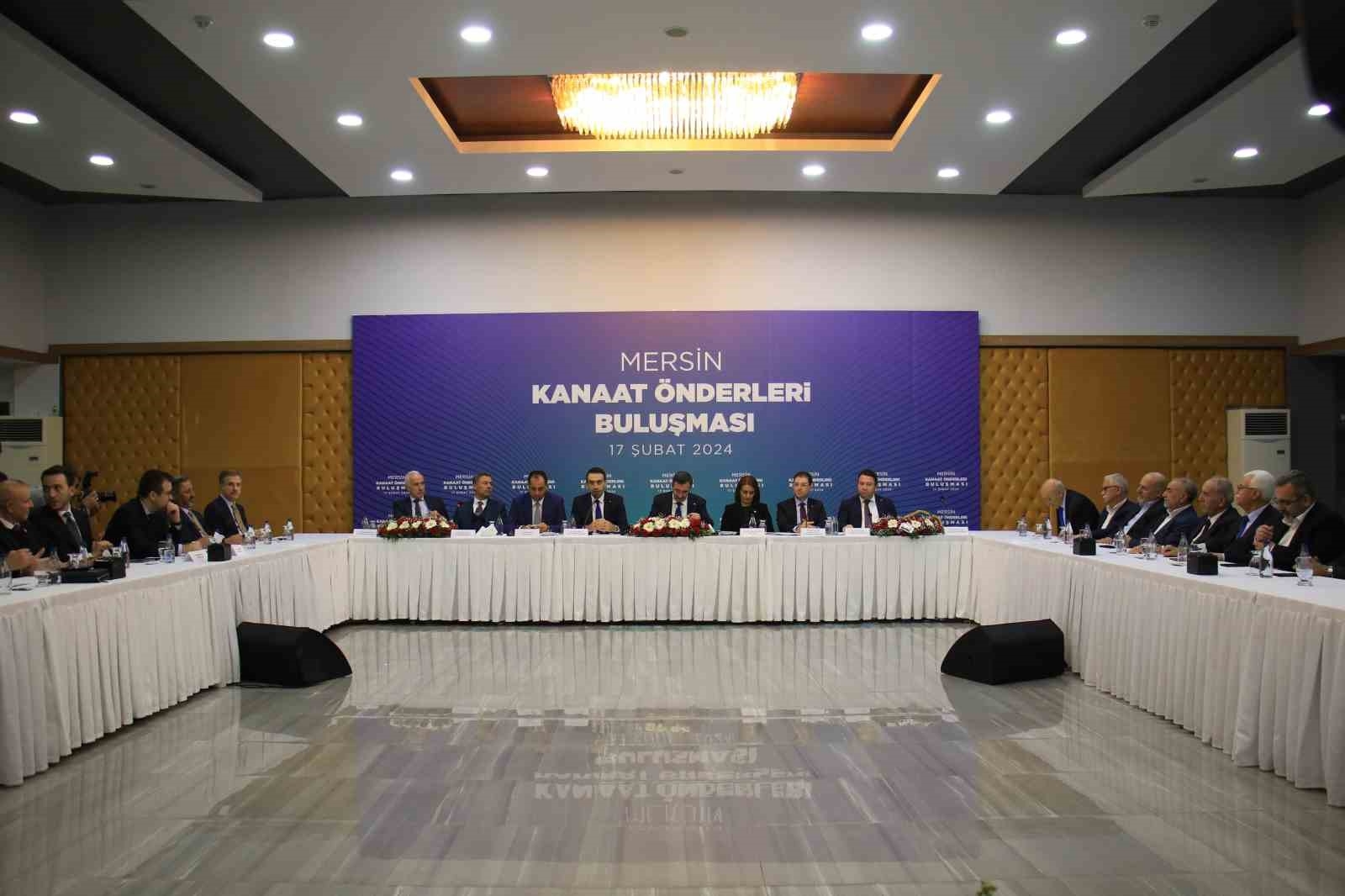 Cumhurbaşkanı Yardımcısı Yılmaz, Mersin'de kanat önderleriyle bir araya geldi