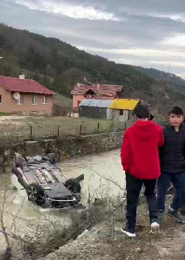 Dereye uçan araçtakileri vatandaşlar kurtardı