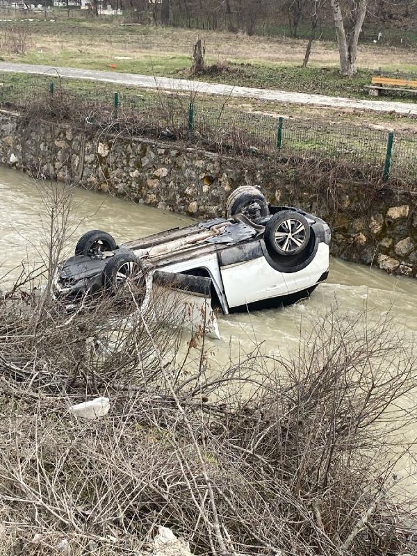Dereye uçan araçtakileri vatandaşlar kurtardı