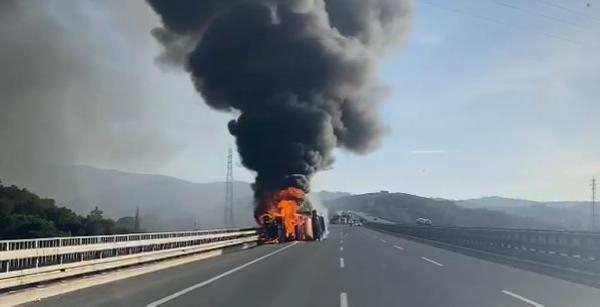 Devrilen TIR yandı; şoför kendi imkanları ile çıktı