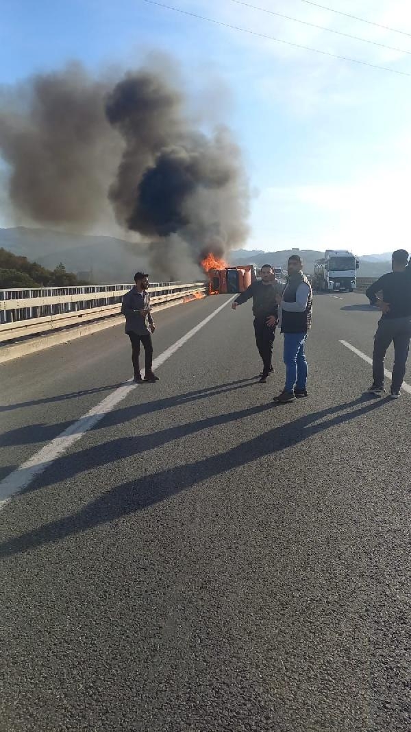 Devrilen TIR yandı; şoför kendi imkanları ile çıktı