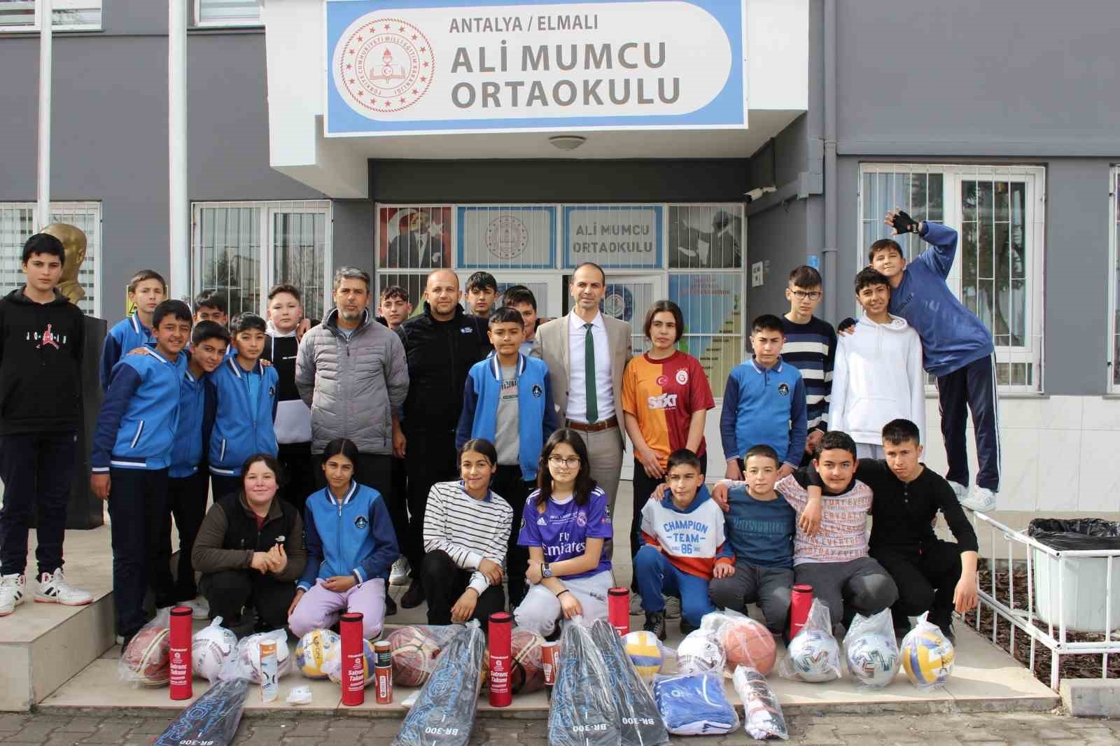 Elmalı'da okullara spor malzemesi dağıtıldı