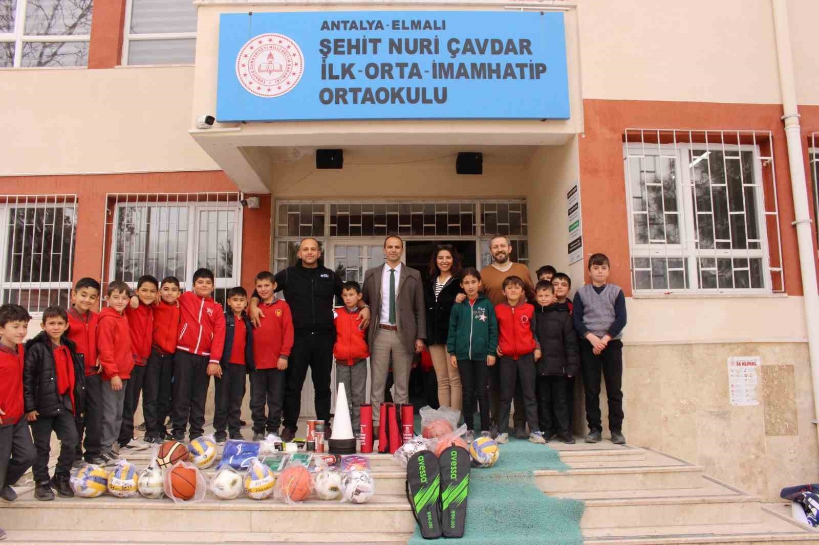 Elmalı'da okullara spor malzemesi dağıtıldı