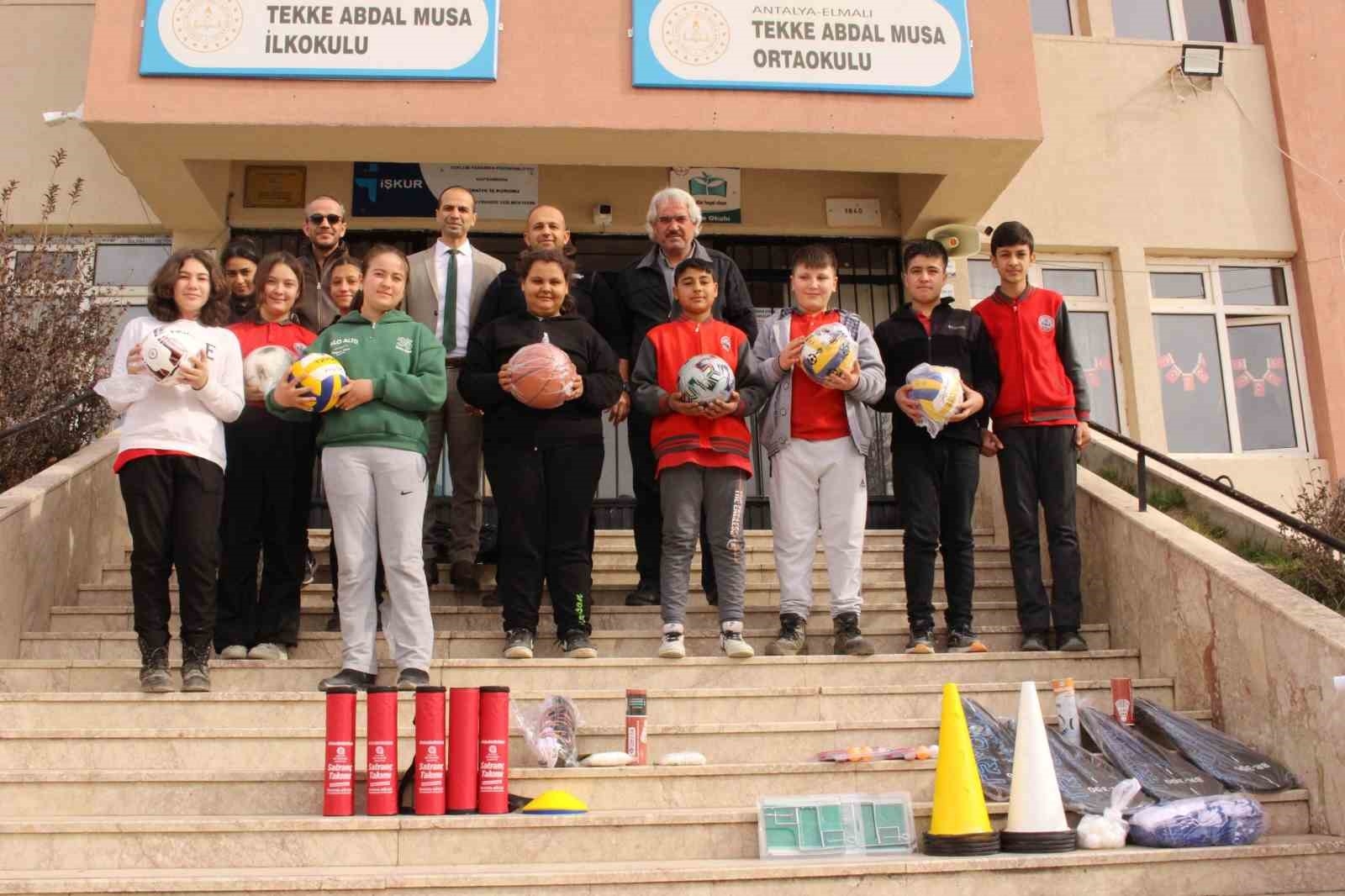 Elmalı'da okullara spor malzemesi dağıtıldı